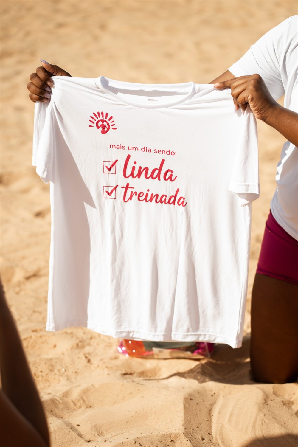 Camiseta oficial do evento Lindas & Treinadas, com a frase mais um dia sendo linda e treinada