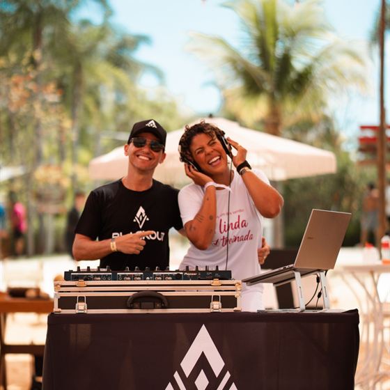Carol com o DJ no aulão Lindas & Treinadas