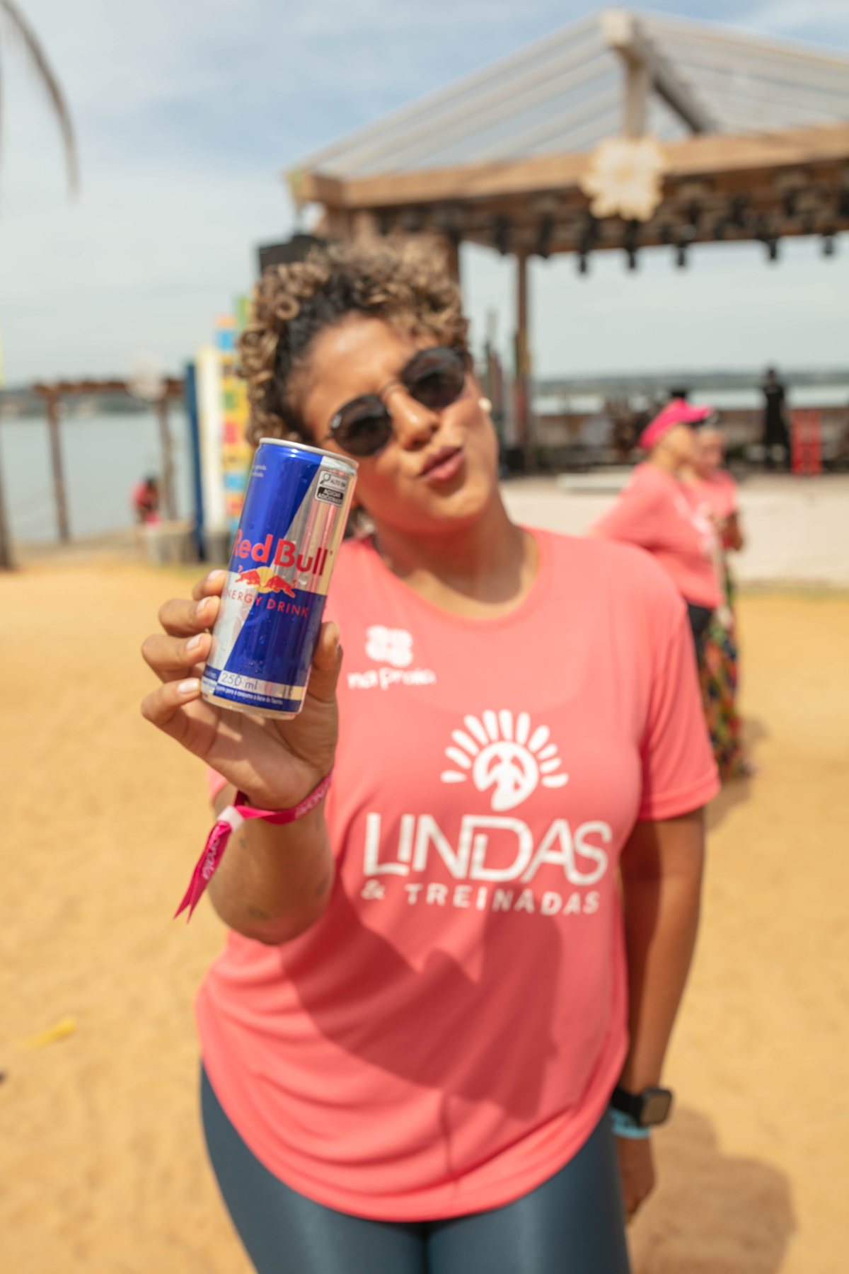 Aluna se alongando durante o aulão Lindas & Treinadas Na Praia