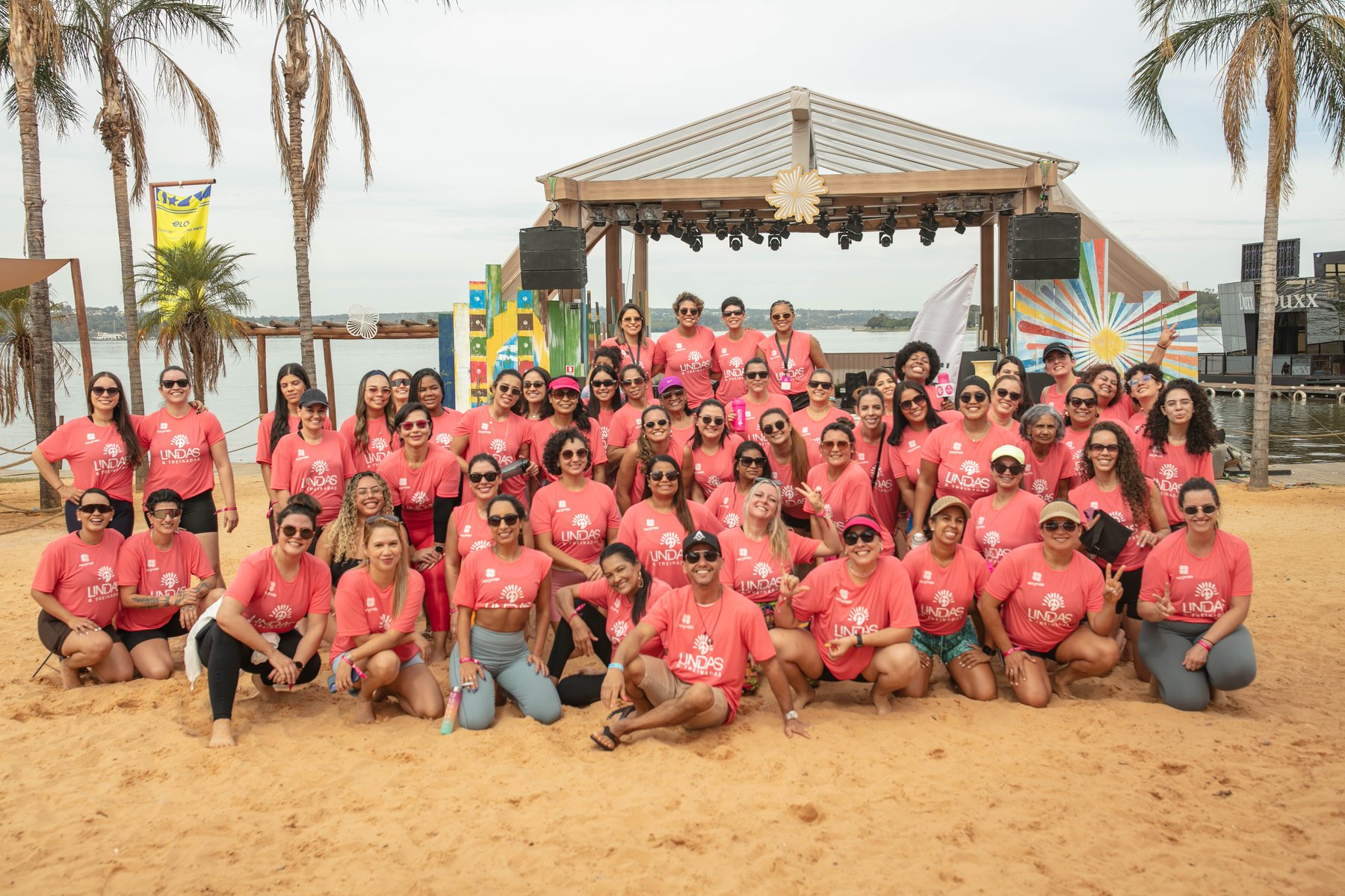 Grupo completo da comunidade Lindas e Treinadas no aulão