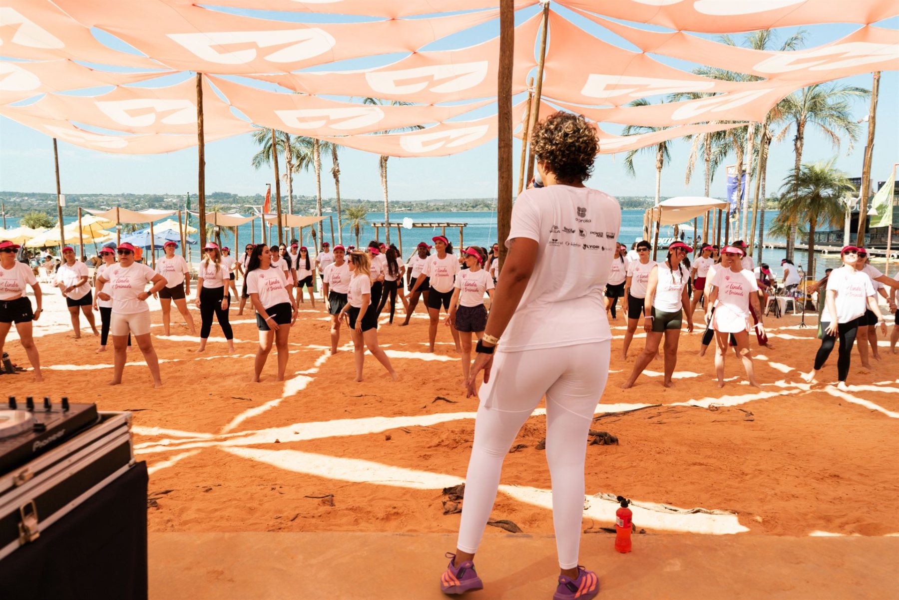 Mais de 100 mulheres no aulão do Lindas & Treinadas, à beira do lago, no Na Praia