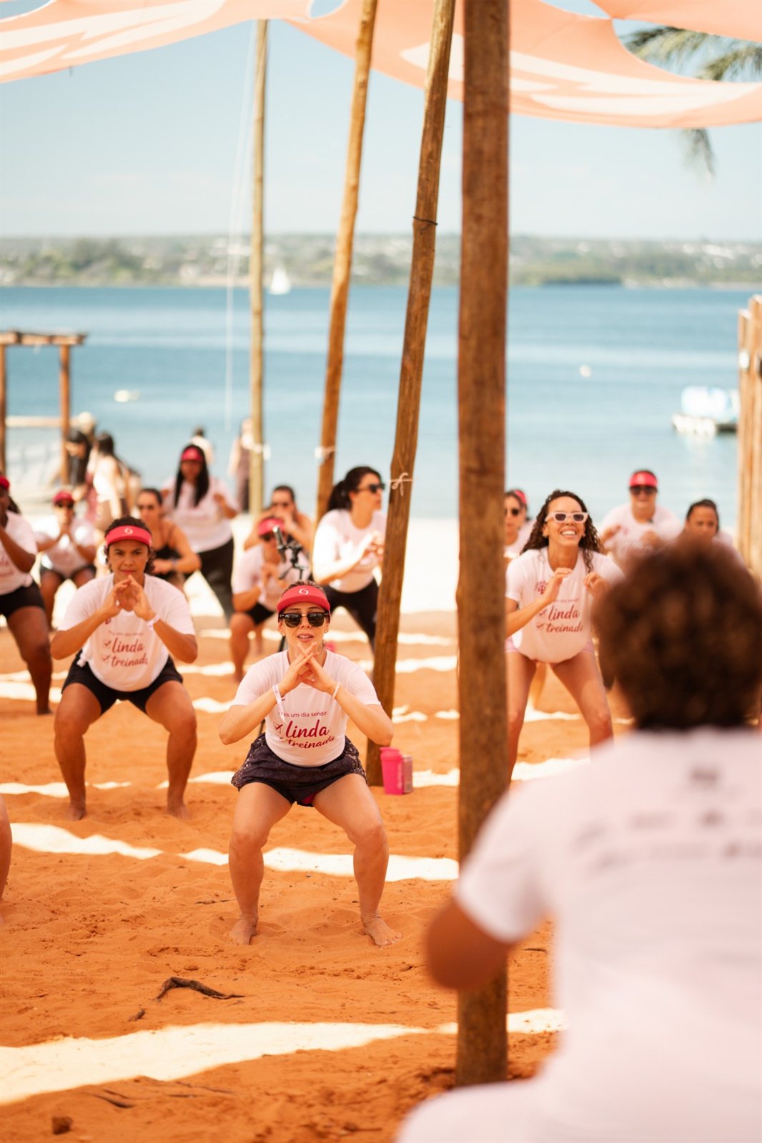 Mulheres do Lindas & Treinadas no aulão funcional à beira do lago, no Na Praia